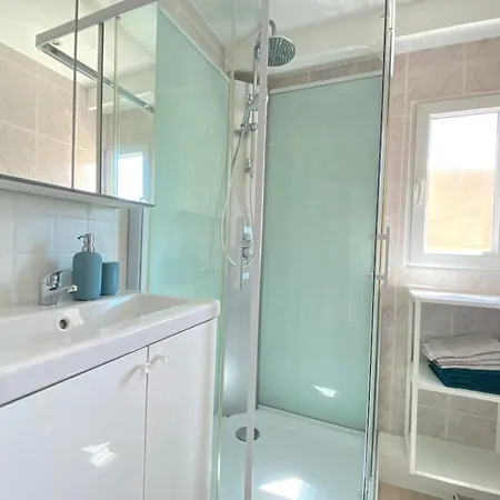 06at2 - Cosy Seaside T2 Ideally Located *